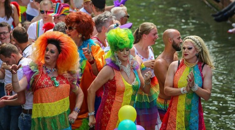 Um Brasil que Resiste com Glitter e Leques